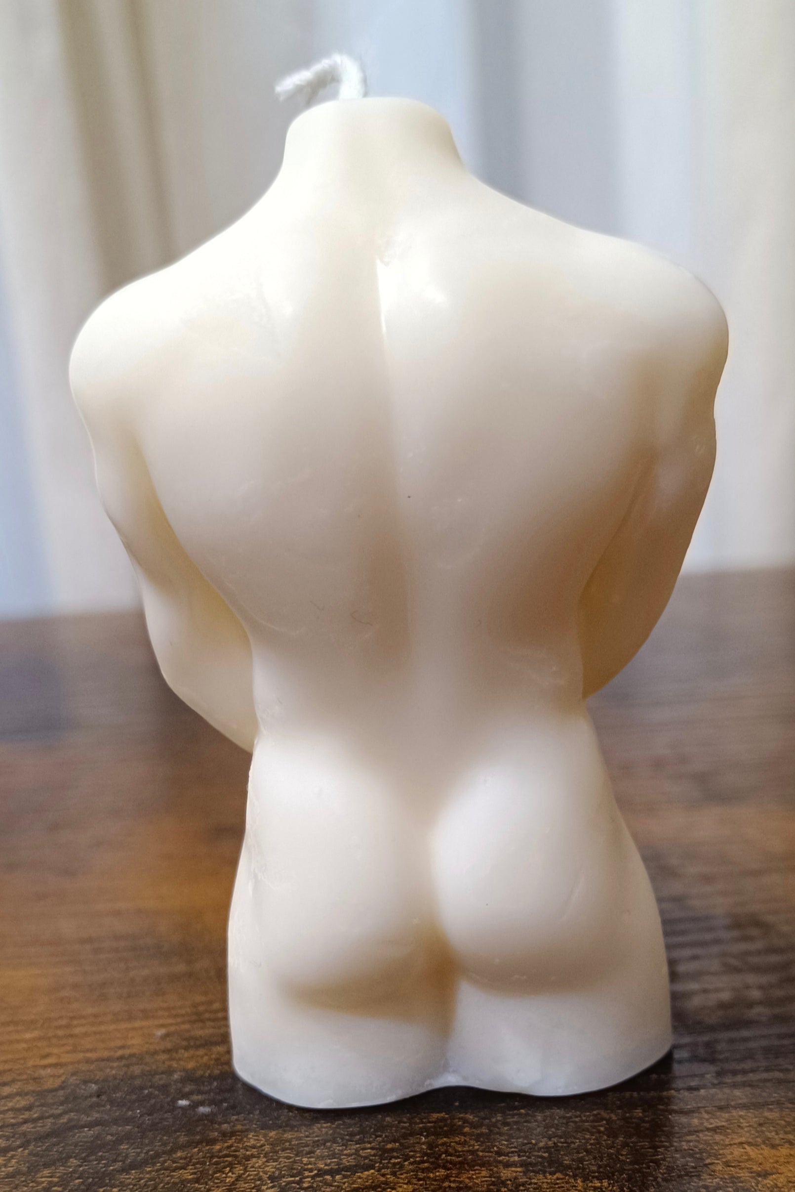 Vela figura hombre desnudo (espalda y glúteos) con pose divertida, decoración para despedidas de soltero en Barcelona.