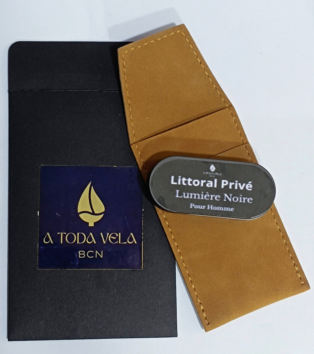 Packaging del perfume sólido masculino 'Lumière Noire': estuche metálico negro, funda de antelina y sobre negro, hecho en Barcelona.