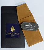 Packaging del perfume sólido masculino 'Lumière Noire': estuche metálico negro, funda de antelina y sobre negro, hecho en Barcelona.