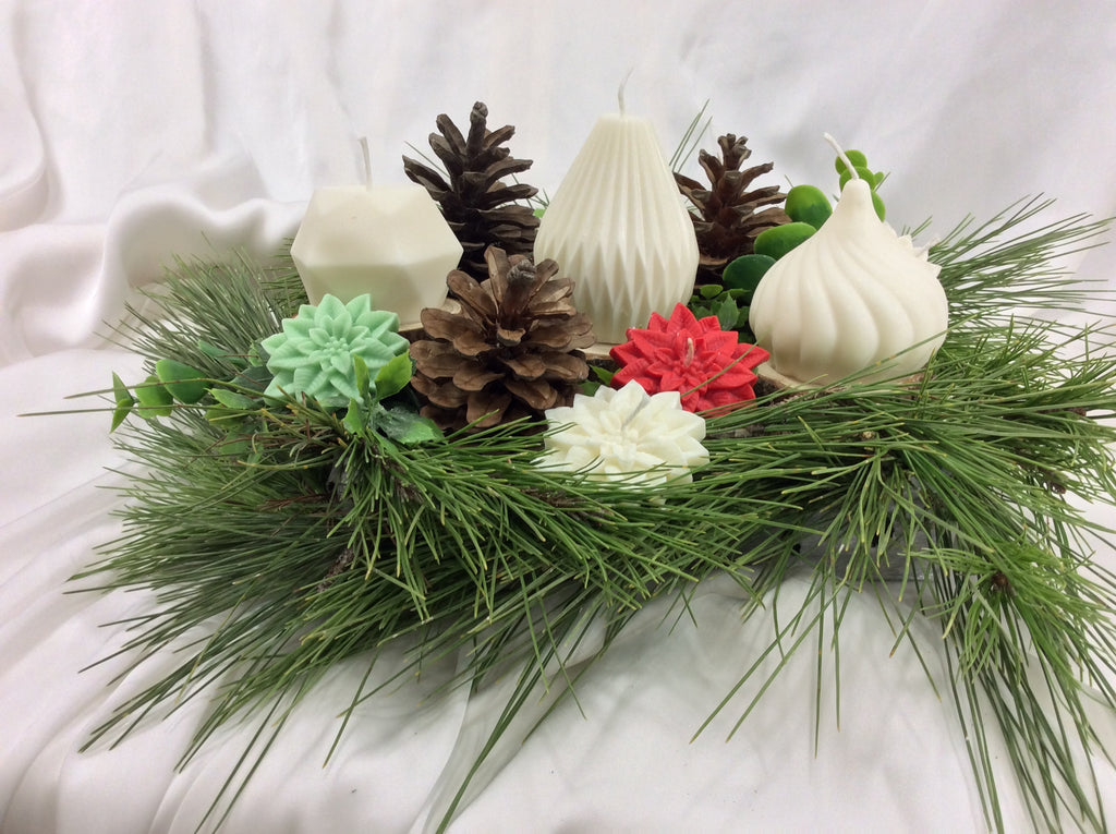  Composición de tres velas geométricas de cera en color blanco y marfil.