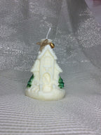 Vela de Navidad con forma de iglesia nevada y un cascabel dorado atado con yute.