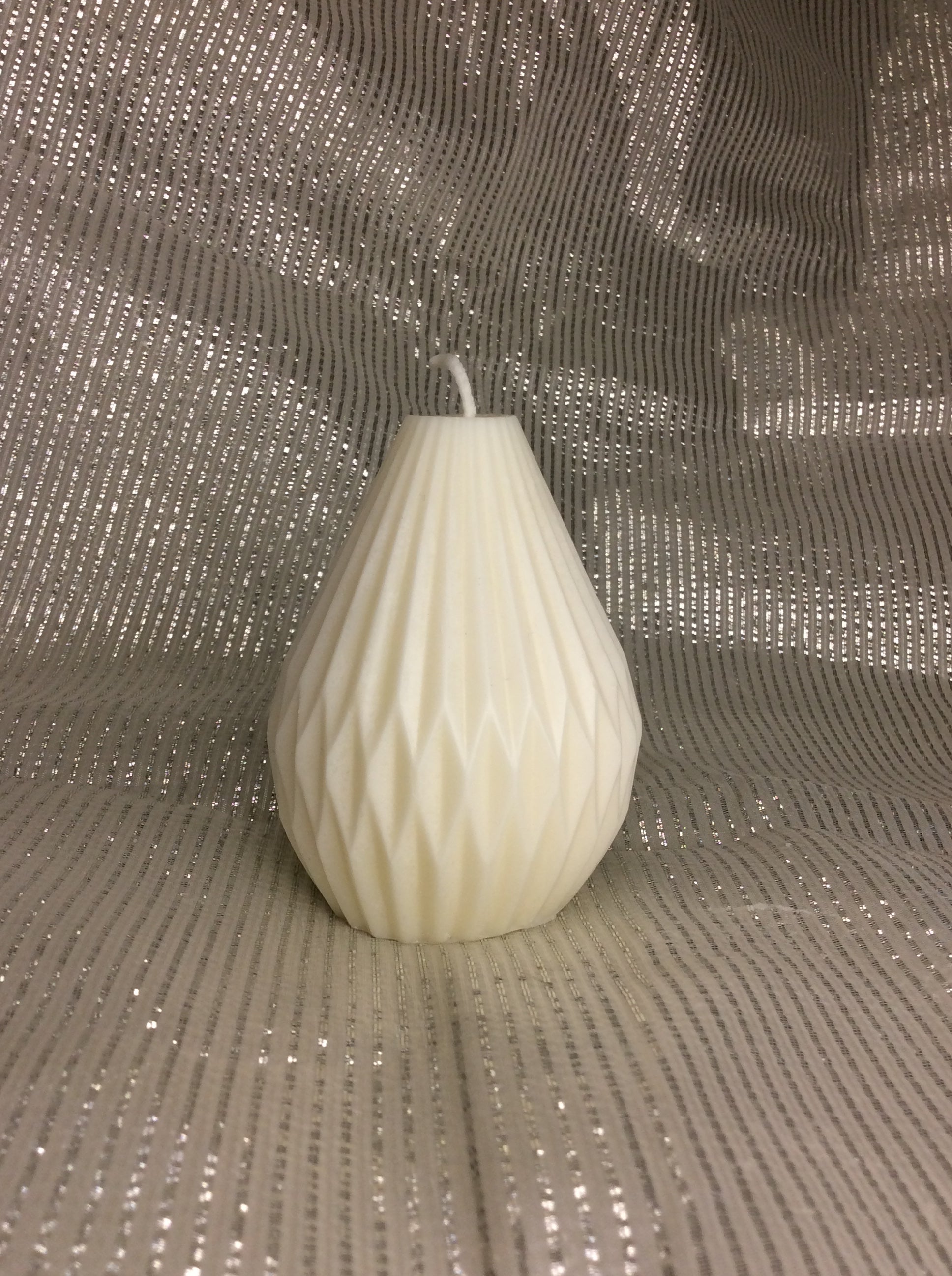 Vela decorativa geométrica forma diamante para Navidad moderna.