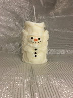 Vela de Navidad artesanal con forma de muñeco de nieve y detalles pintados a mano.
