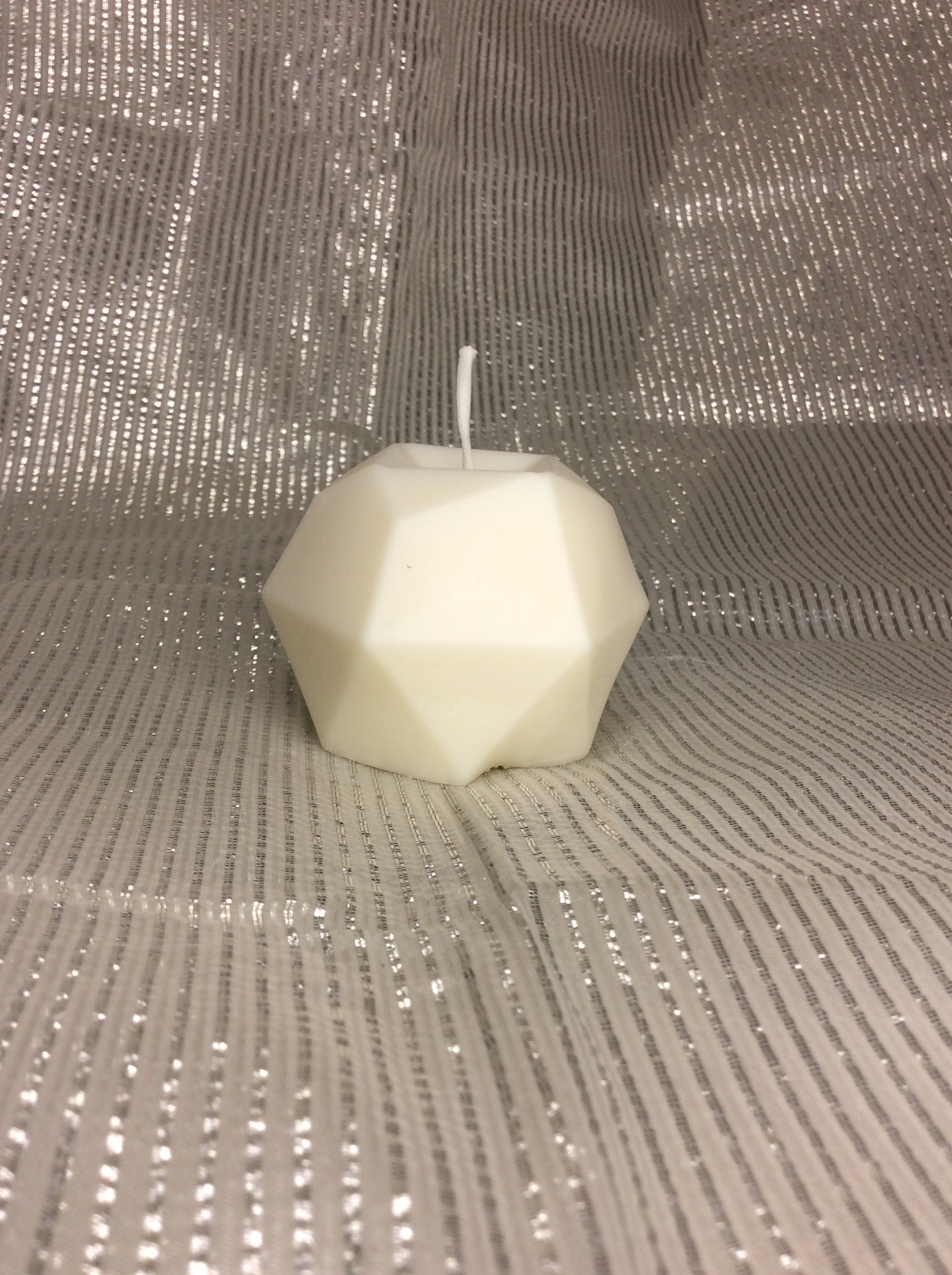 ela aromática minimalista forma esfera facetada.