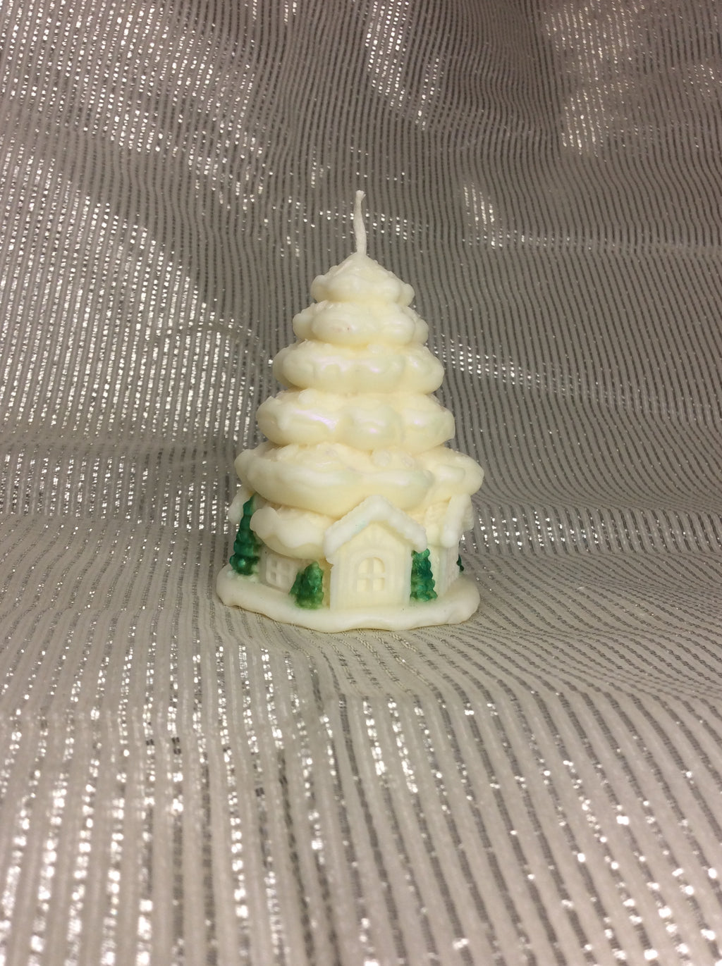 Vela artesanal de árbol de Navidad con pinos verdes pintados a mano en la base.