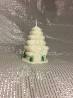 Vela artesanal de árbol de Navidad con pinos verdes pintados a mano en la base.