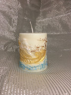 Vela Papá Noel Trineo, detalle del Papá Noel en el trineo dorado, con renos y base azul nevada.