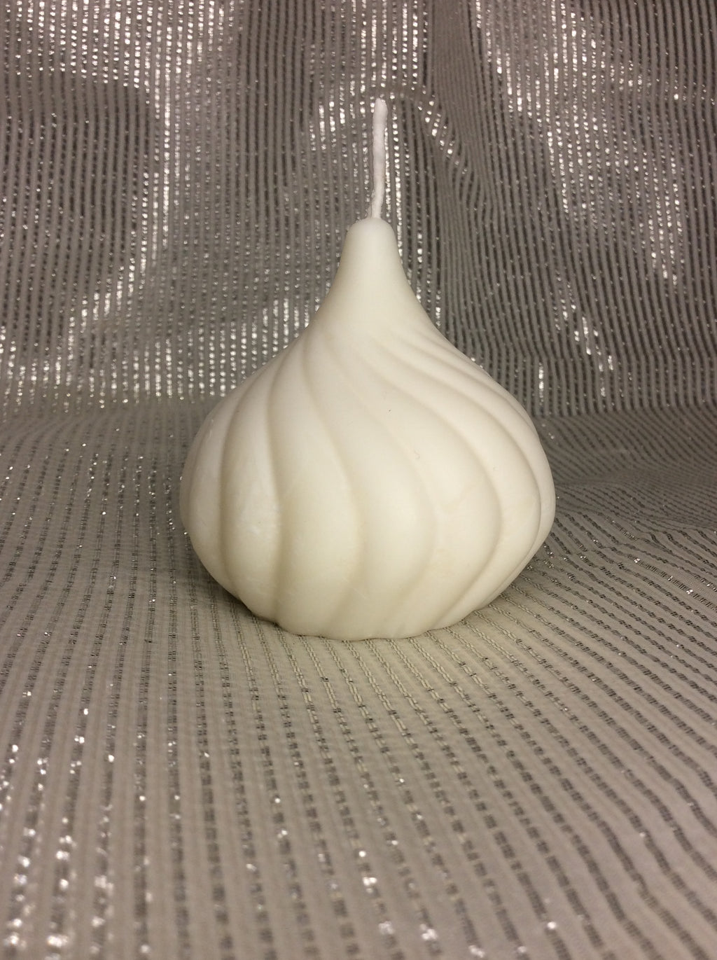 Vela escultural de Navidad con forma de espiral.