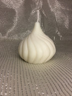 Vela escultural de Navidad con forma de espiral.