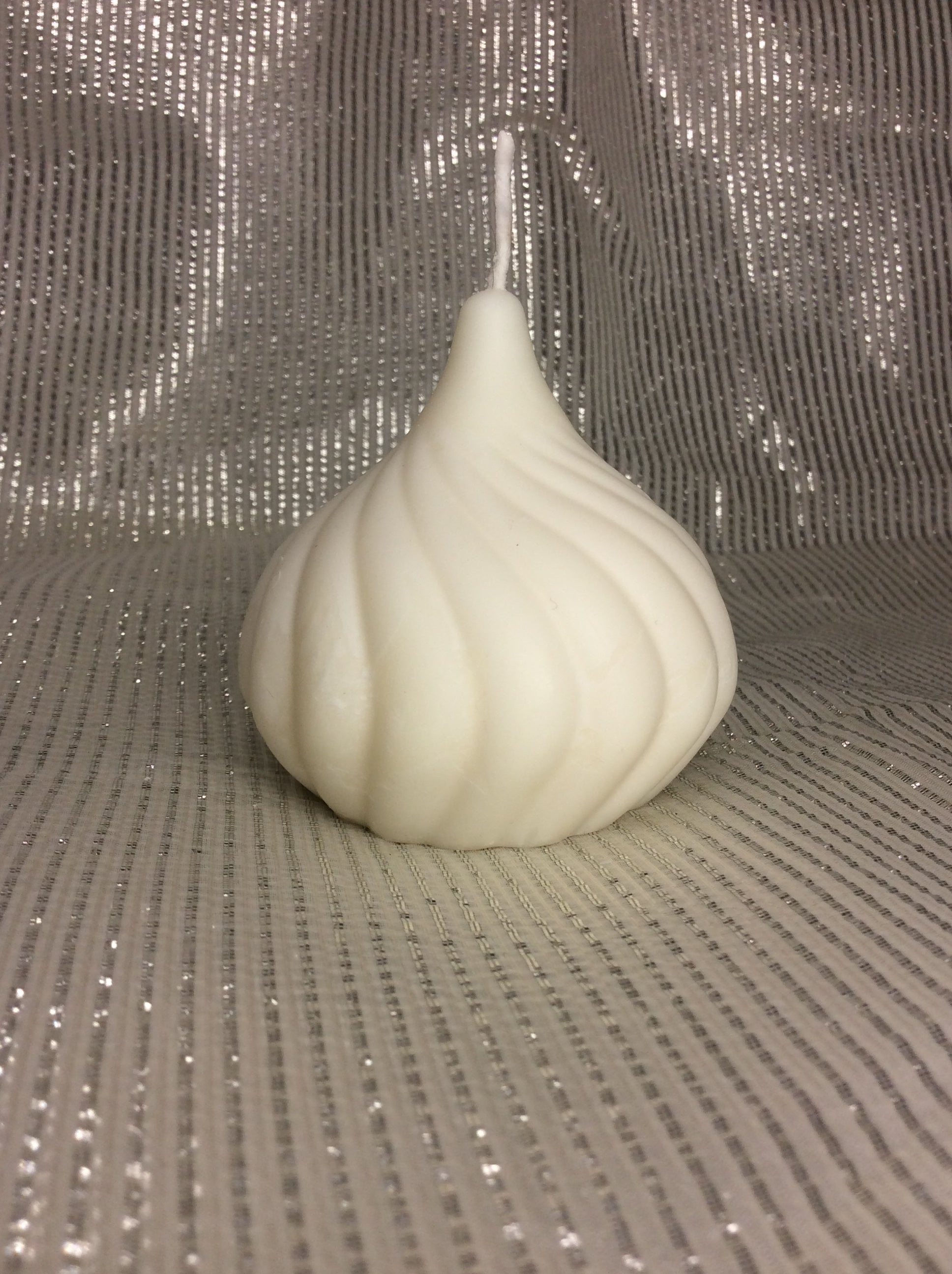 Vela escultural de Navidad con forma de espiral.