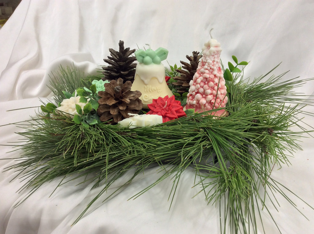 Velas navideñas con forma de campana y árbol con detalles en rojo.