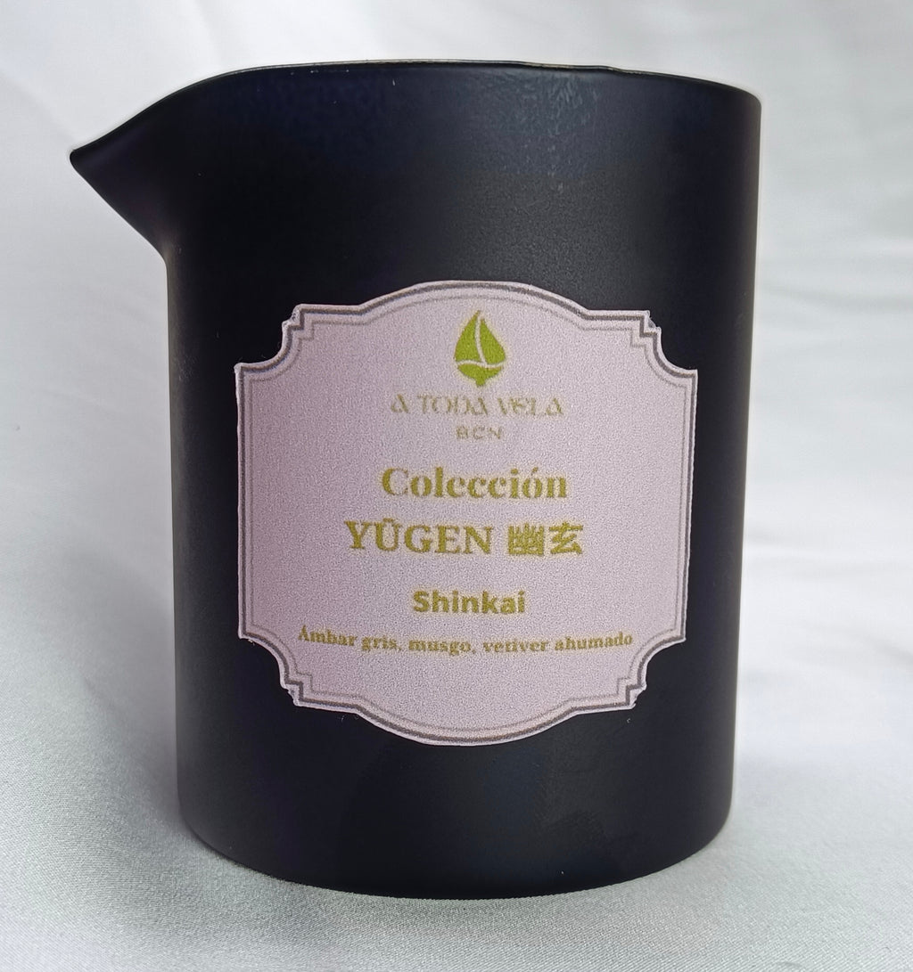 Vela de masaje Yūgen 'Shinkai' (ambar gris, musgo, vetiver ahumado) sin tapa, lista para un ritual de equilibrio emocional.