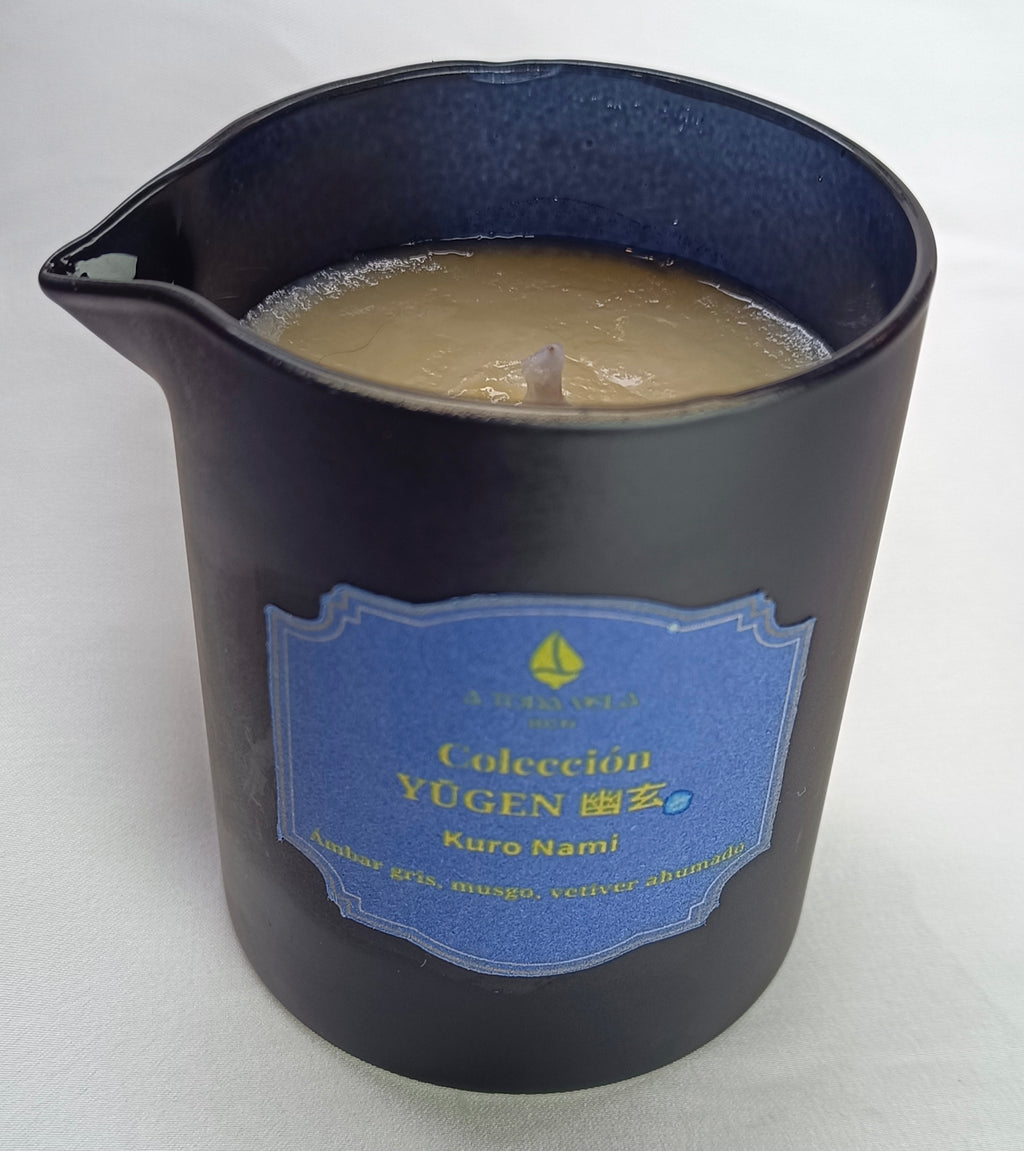 Aceite tibio de la vela de masaje 'Kuro Nami', listo para ser vertido y comenzar un ritual de elegancia oscura y bienestar.