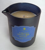 Aceite tibio de la vela de masaje 'Kuro Nami', listo para ser vertido y comenzar un ritual de elegancia oscura y bienestar.