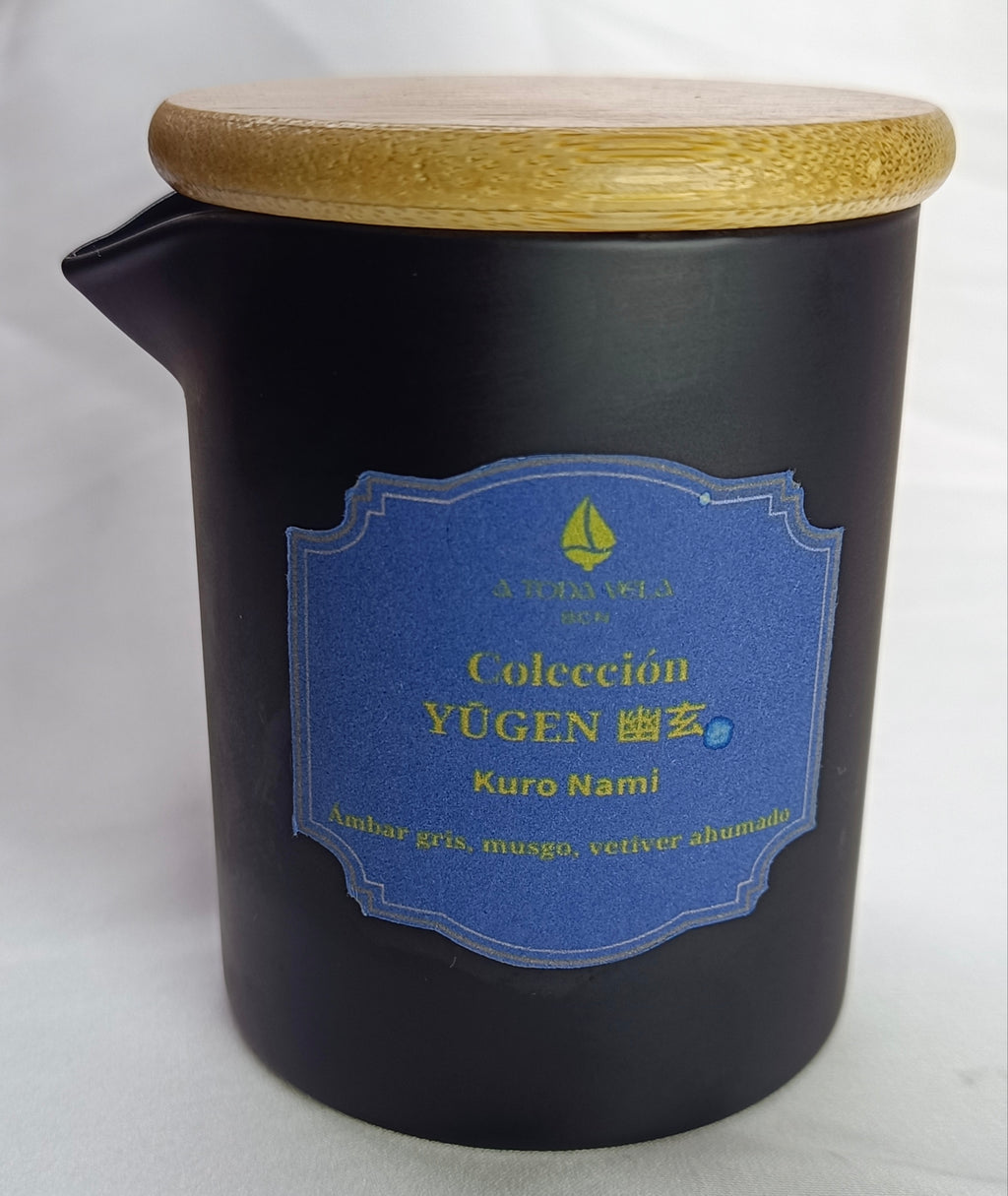 Vela de masaje Yūgen 'Kuro Nami' con tapa de madera, para un ritual de introspección con aroma a ambar gris, musgo y vetiver ahumado.