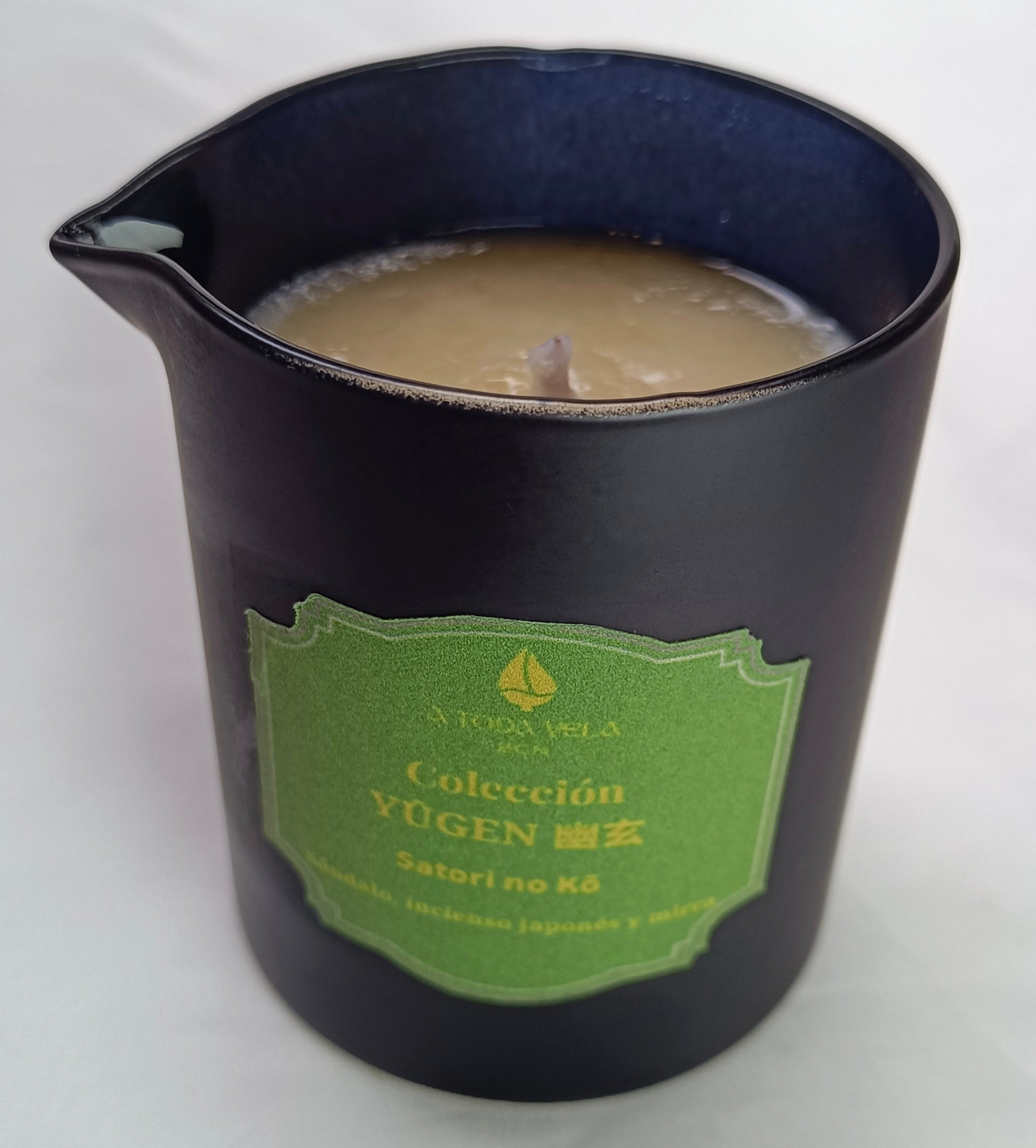 Detalle de la etiqueta de la vela de lujo 'Satori no Kō' en su jarra de cerámica, mostrando su aroma a sándalo, incienso japonés y mirra.