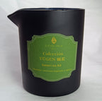 Vista superior de la vela de cera de soja 'Satori no Kō', con su mecha lista para un ritual de meditación nocturno.

