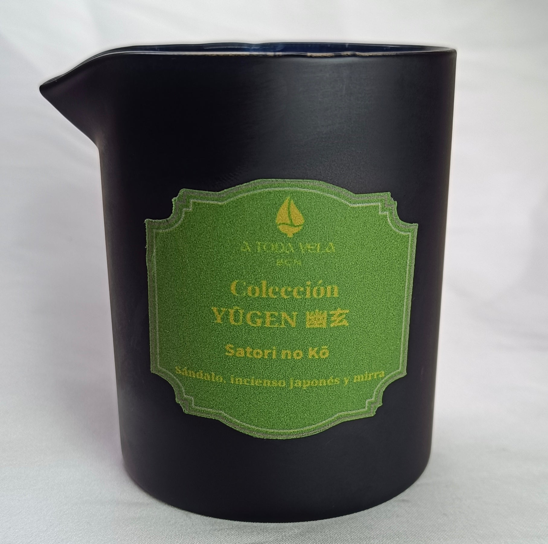 Vista superior de la vela de cera de soja 'Satori no Kō', con su mecha lista para un ritual de meditación nocturno.

