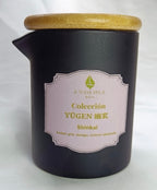 Vela de masaje Yūgen 'Shinkai' con tapa de madera, ideal para conservar su aroma a ambar gris, musgo y vetiver ahumado.