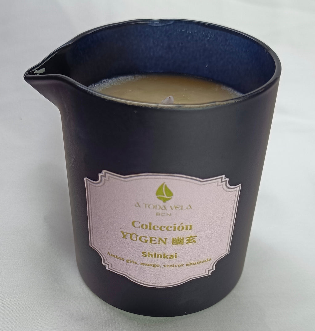 Vela de masaje Yūgen 'Shinkai' con cera líquida derretida, lista para un masaje relajante y ritual de contemplación.