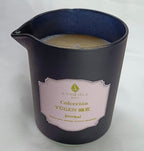 Vela de masaje Yūgen 'Shinkai' con cera líquida derretida, lista para un masaje relajante y ritual de contemplación.