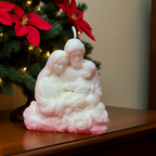 Centro de mesa navideño decorado con la vela religiosa de la Sagrada Familia.