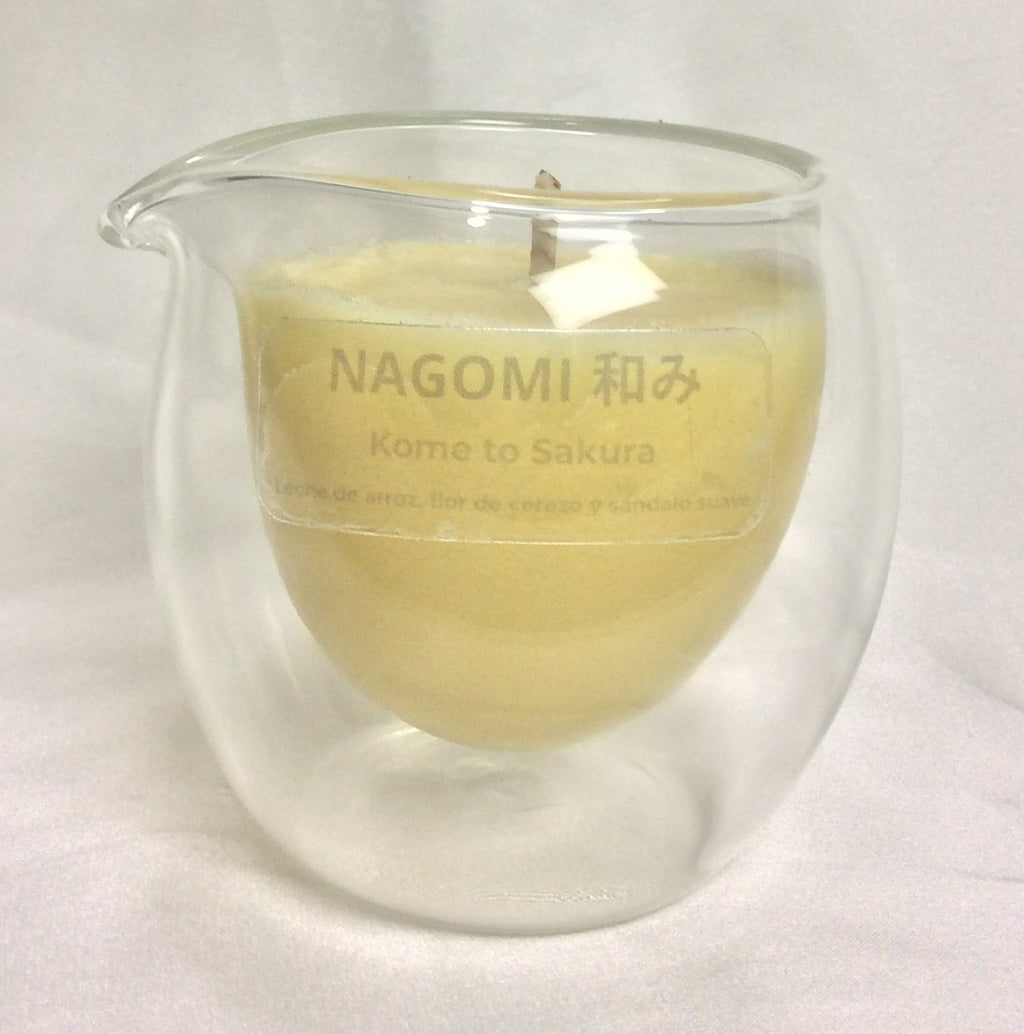 Vela de masaje Nagomi 'Kome to Sakura' en recipiente de cristal de doble pared, con aroma a leche de arroz y flor de cerezo.