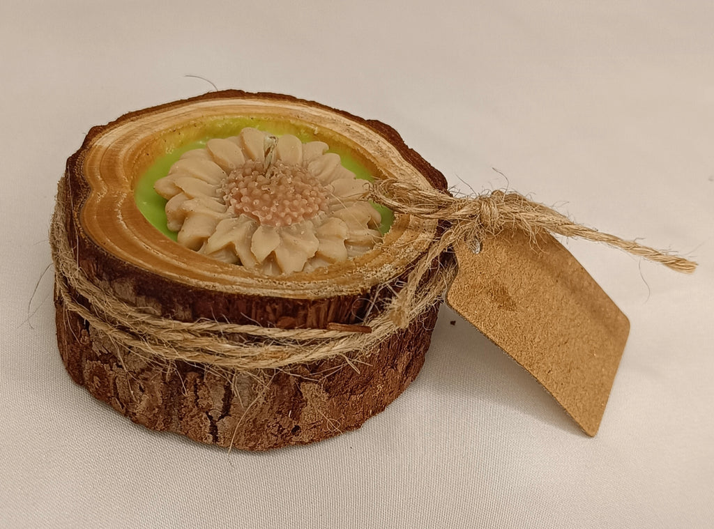 Vela Recordatorio rústica en base de tronco de madera natural. Homenaje ecológico con flor de cera y etiqueta kraft personalizable.