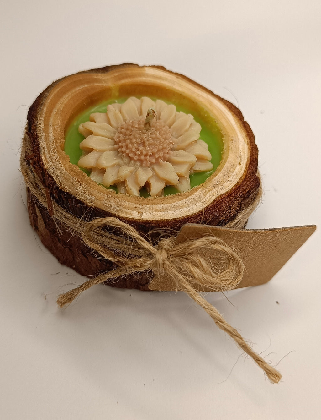 Vela de recuerdo personalizada con flor en base de tronco. Detalle cálido, 100% ecológico, para velatorio y homenaje póstumo.