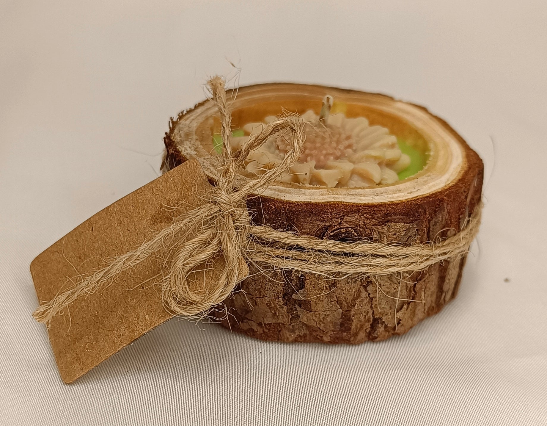 Vela Recordatorio artesanal atada con cuerda de yute. Diseño orgánico y sobrio, cera vegetal de lujo ideal para ceremonias de memoria.