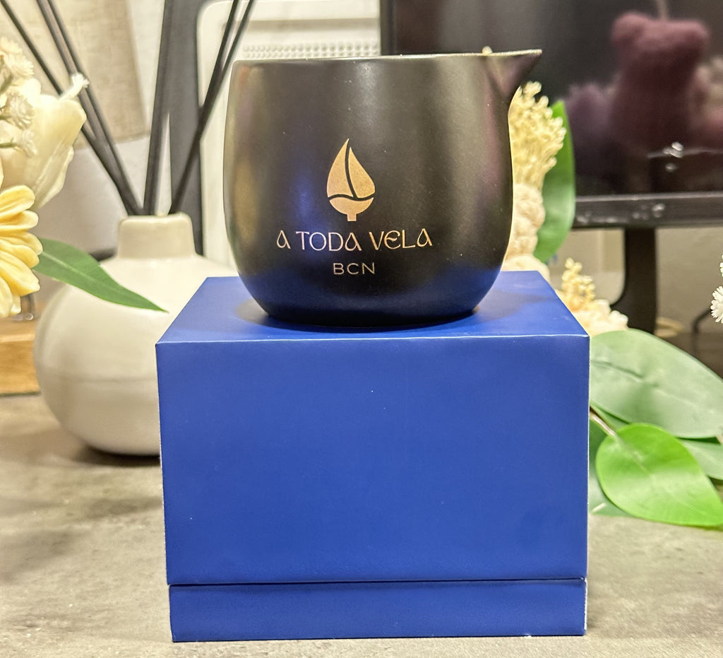 Vela de masaje de lujo Yuuyake sobre caja. Souvenir ecológico para regalos corporativos de bienestar o ritual de pareja con Neroli.