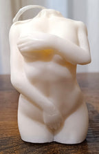 Vela artesanal en forma de torso femenino desnudo (pose Venus), con manos cubriendo, para despedidas de soltera.