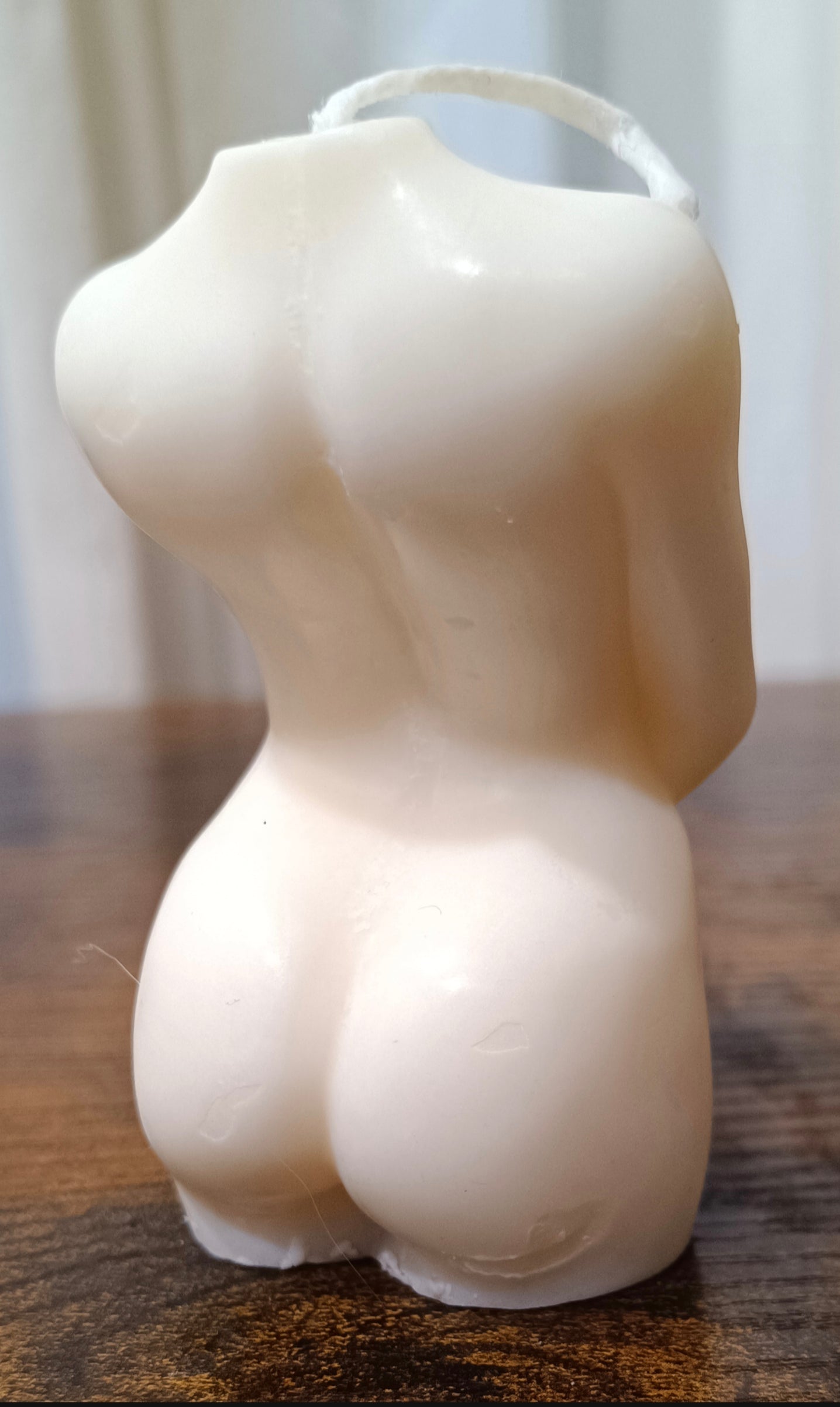 Vela figura mujer desnuda (espalda y glúteos) con forma elegante, decoración para despedidas de soltera en Barcelona.