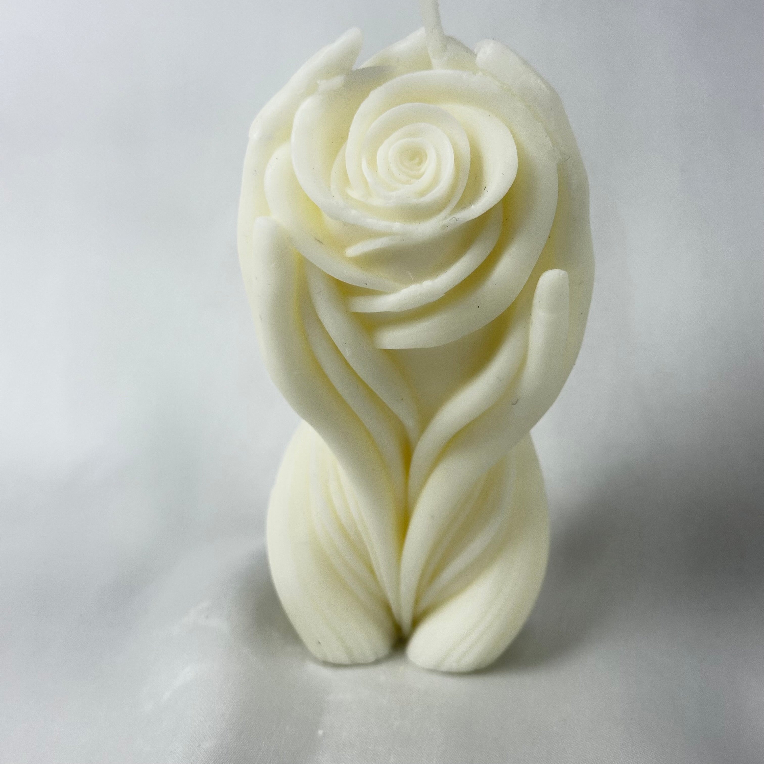 Vela Rosa Floreciente Escultura de lujo, color marfil. Símbolo de la belleza y el florecer de la joven, ideal para ceremonia de XV Años. Cera vegetal ecológica.