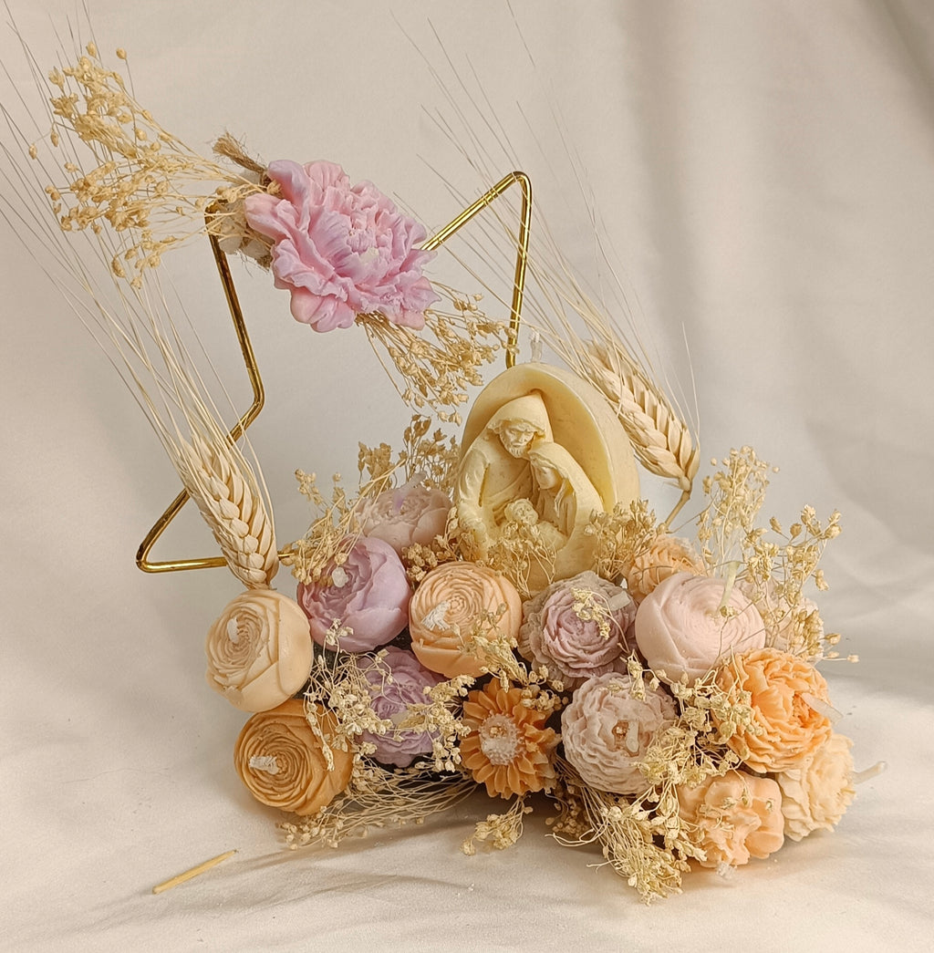 Vela artesanal Nacimiento de Navidad con Sagrada Familia, flores pastel, espigas de trigo y marco dorado decorativo.
