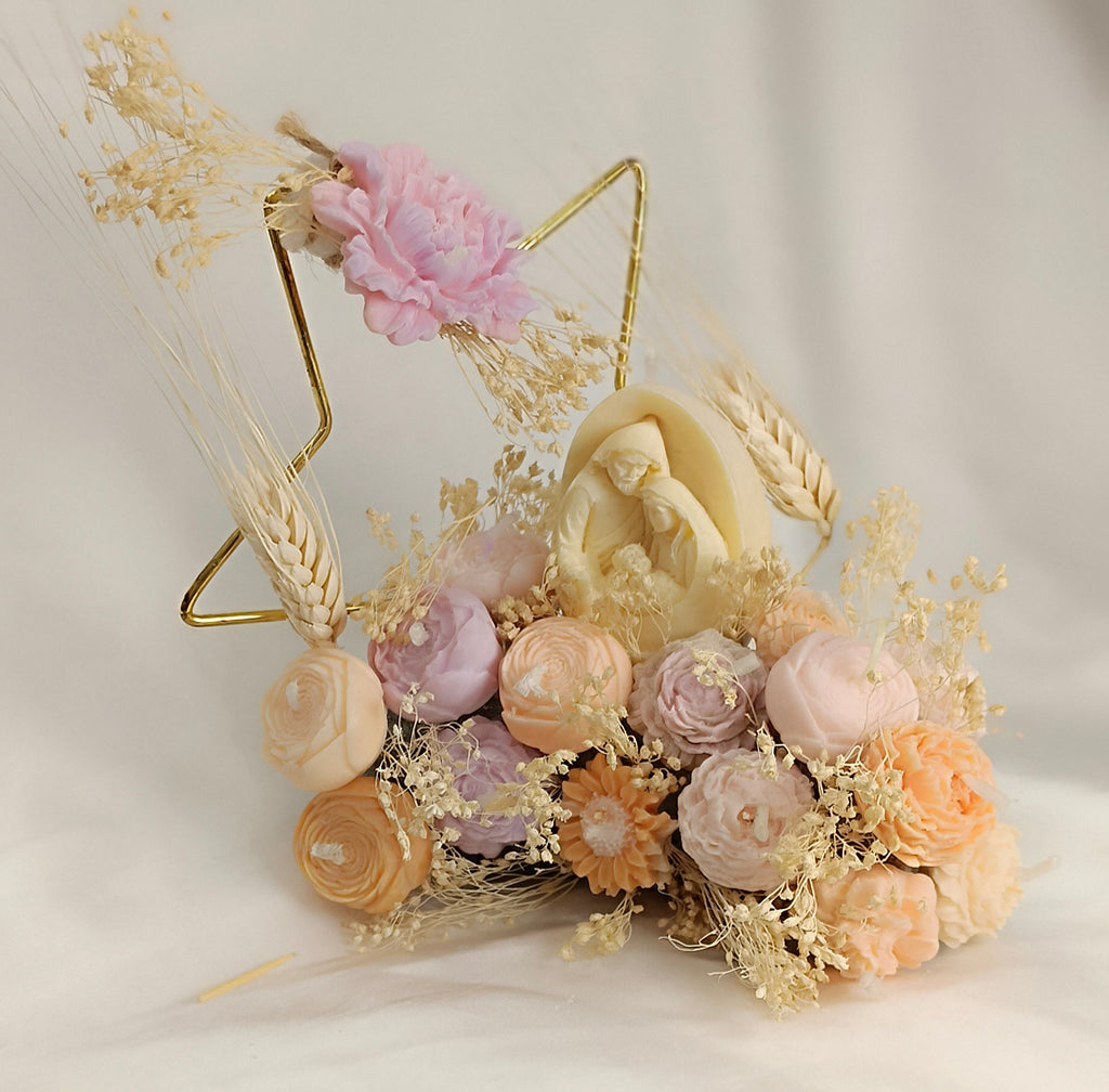 Belén de cera hecho a mano en Barcelona, con figuras religiosas y velas florales, ideal para decoración navideña.