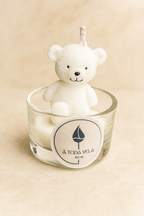 Vela Baby Shower Osito de Lujo en vaso de cristal. Detalle ecológico con etiqueta de marca, regalo tierno y premium para bautizos.