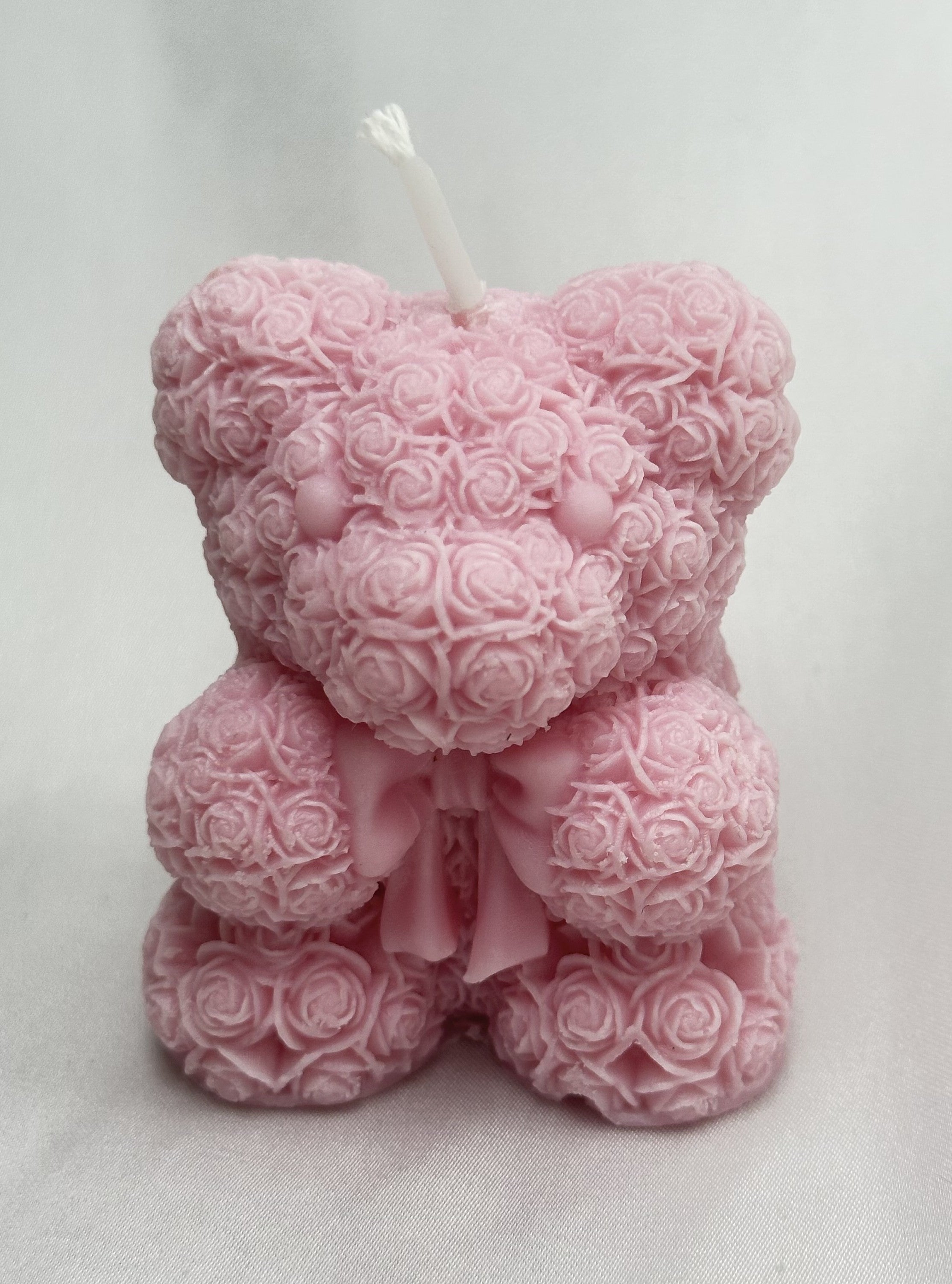 Vela Escultura Osito de Rosas de lujo en colores pastel. Souvenir ecológico para Baby Shower o Bautizo de niña. Detalle artesanal y memorable.