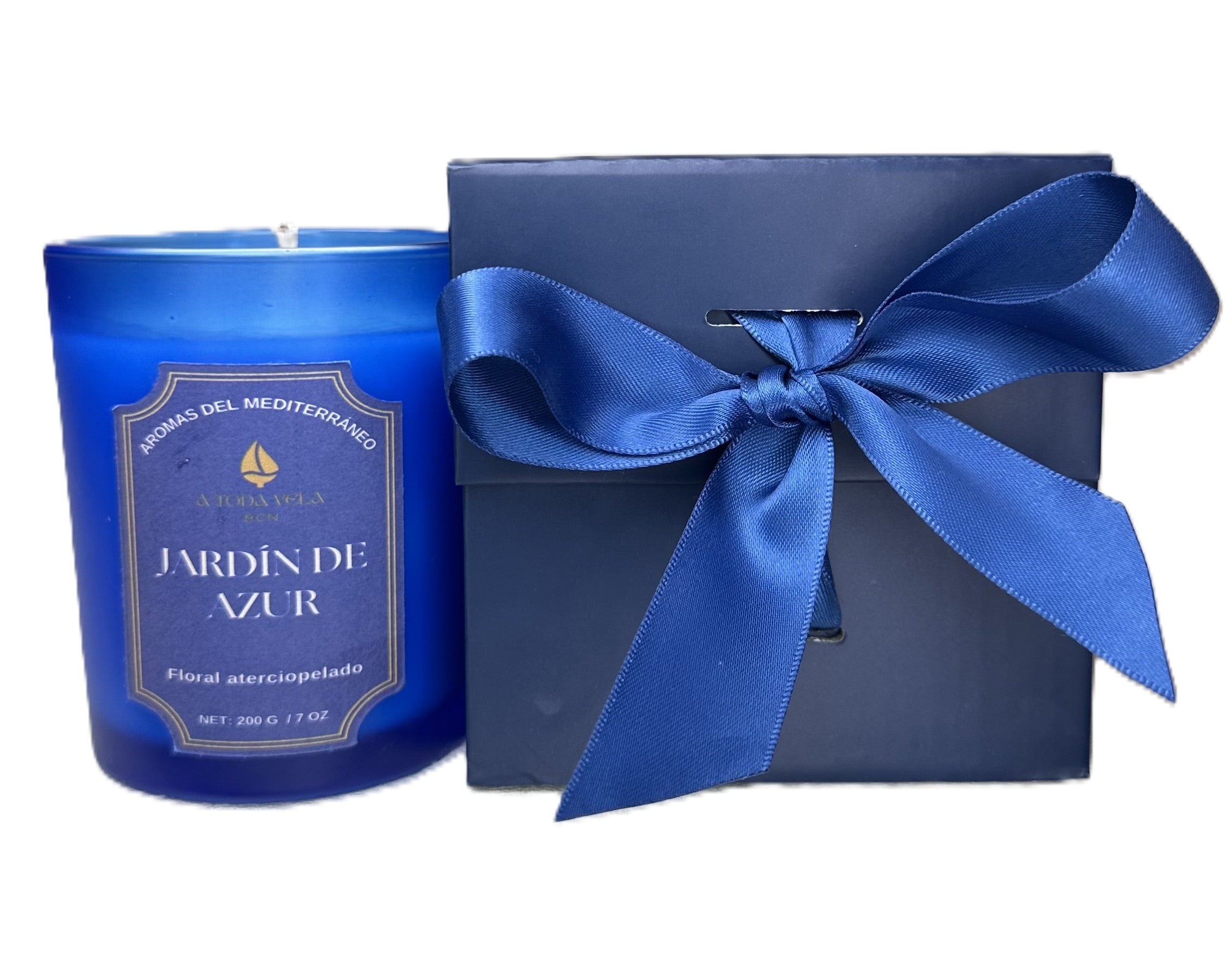 Set de regalo de la vela Jardín de Azur de 200g. La vela de cera vegetal ecológica en vaso azul se presenta junto a una caja de regalo azul marino con lazo de raso. Perfecta como regalo corporativo de lujo o detalle de evento. Su aroma pet friendly de Rosa, Jazmín y Naranja Amarga es ideal para spas y hoteles.