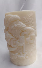 Detalle de vela artesanal tallada de Papá Noel con saco y bastón, decoración navideña hecha a mano en Barcelona.