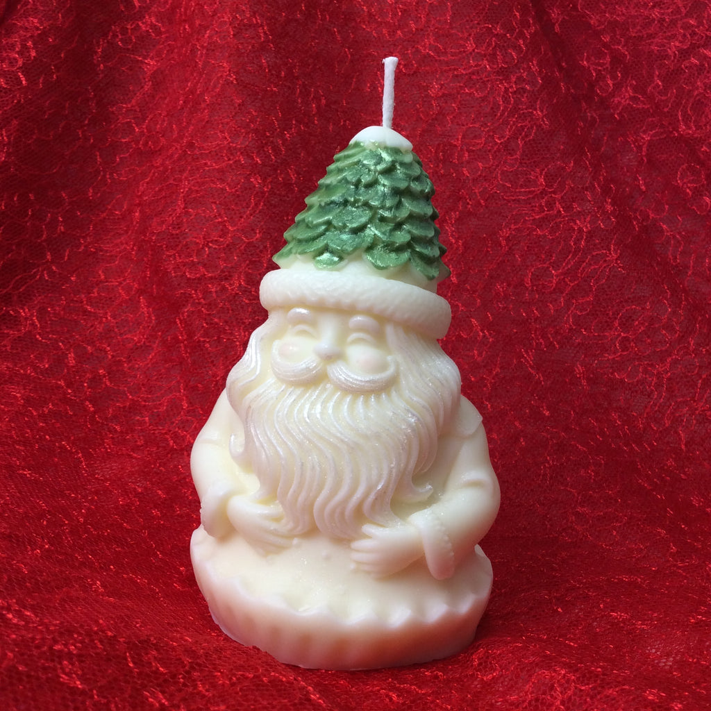 Vela de Navidad Papá Noel con gorro de árbol verde sobre fondo rojo festivo.