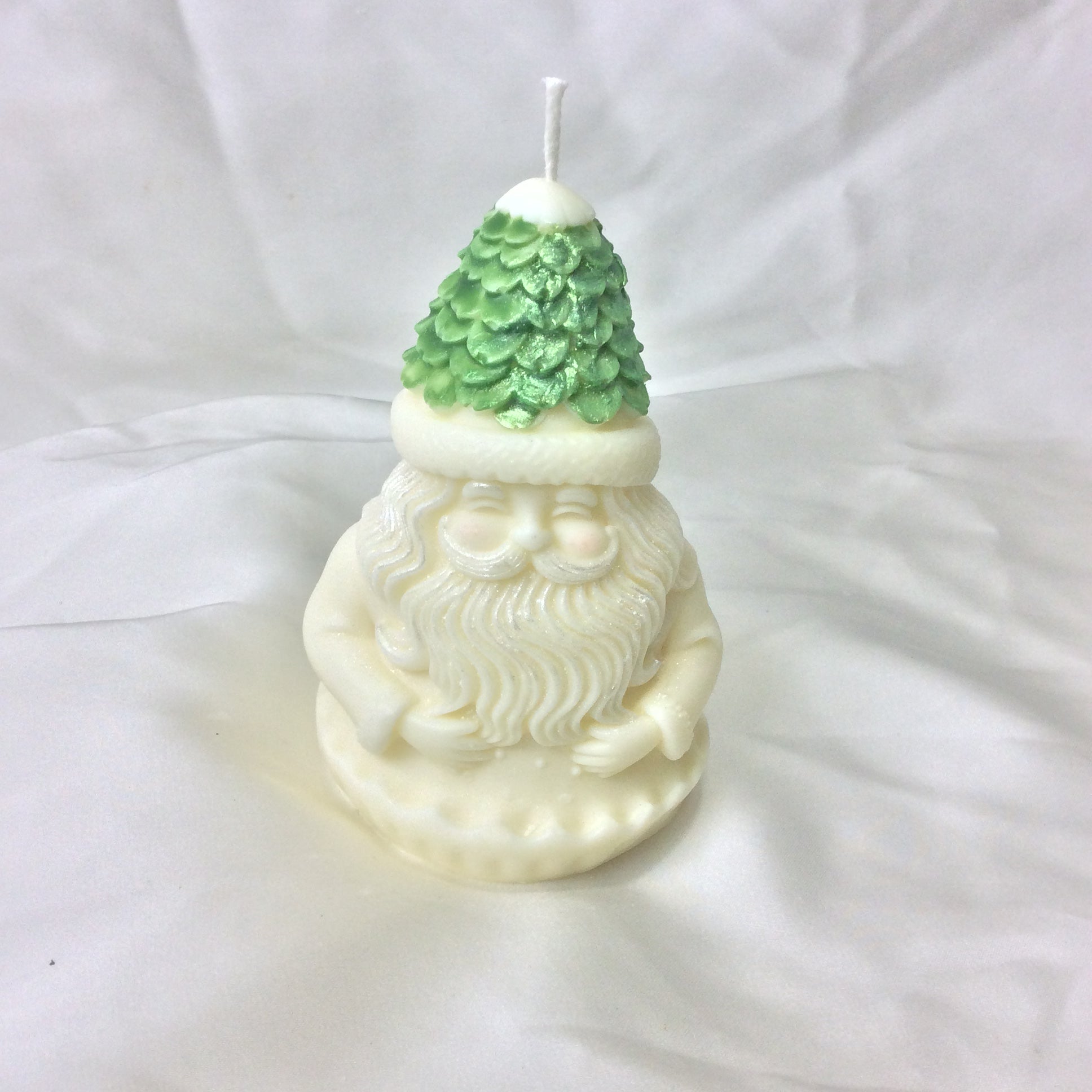 Primer plano de la vela aromática de Santa Claus artesanal mostrando los detalles de la barba.