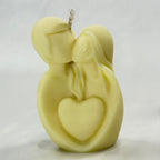 Vela de lujo Pareja Besándose y Corazón. Recuerdo artesanal y sostenible, pieza central para eventos íntimos y celebraciones de compromiso.