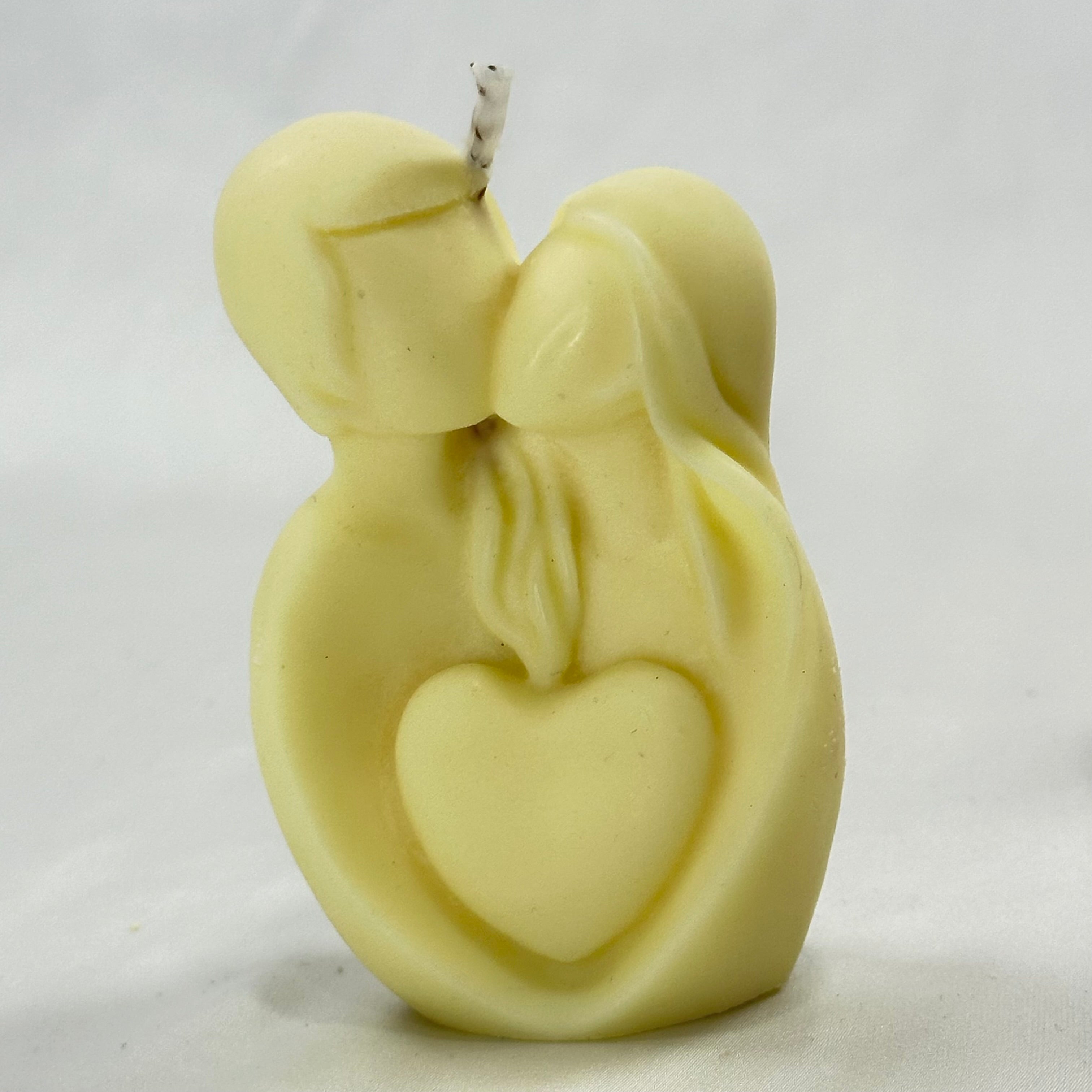 Vela de lujo Pareja Besándose y Corazón. Recuerdo artesanal y sostenible, pieza central para eventos íntimos y celebraciones de compromiso.