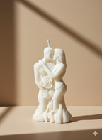 Vela escultura Pareja Clásica en cera blanca o marfil, mostrando una pareja abrazada entre rosas. Símbolo de amor eterno sobre un fondo claro con sombras.