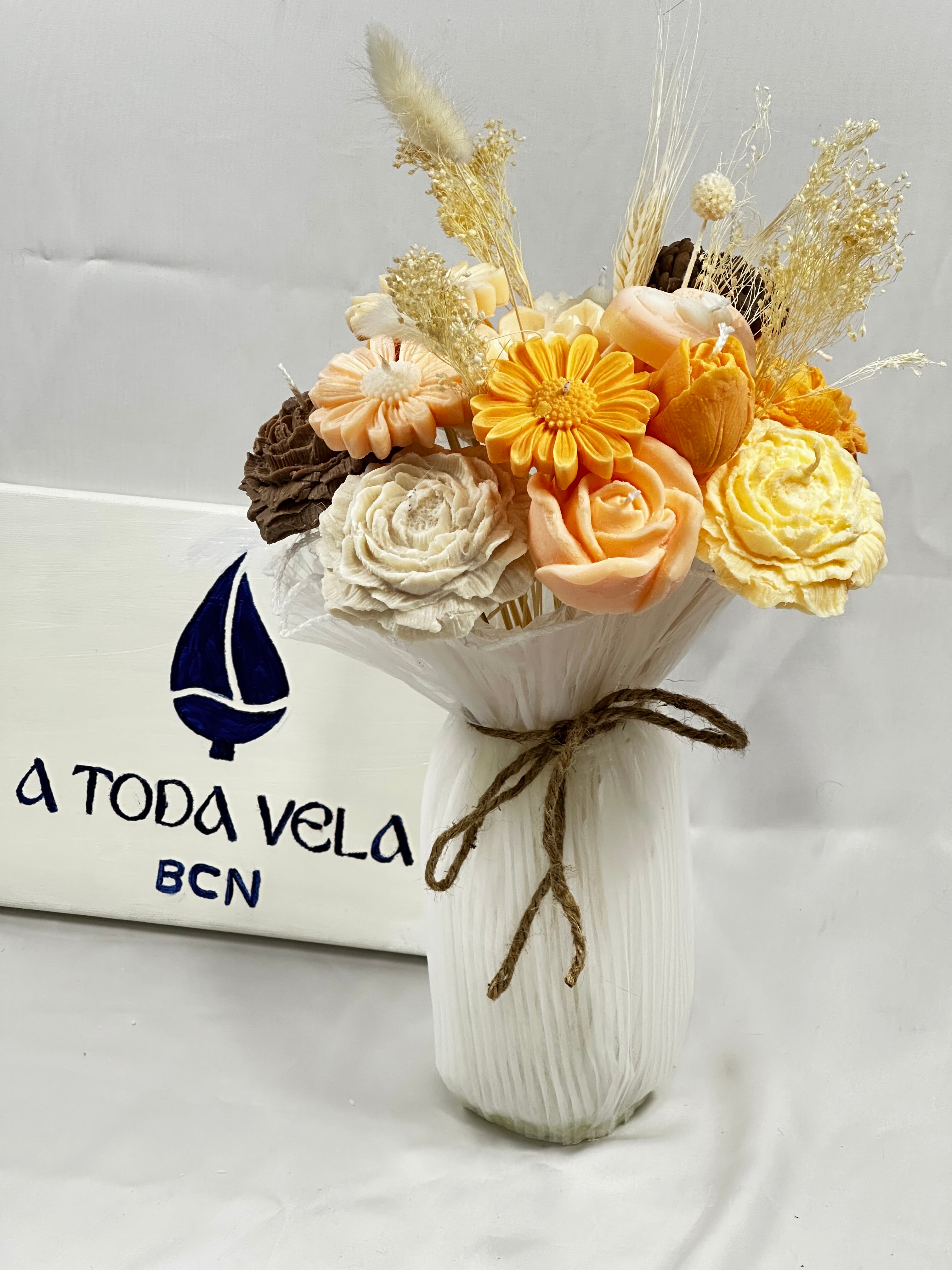 Ramo de Velas Otoñal Cartago de lujo. Arreglo floral de cera ecológica en tonos naranjas y marrones, ideal para decoración de otoño y eventos rústicos.