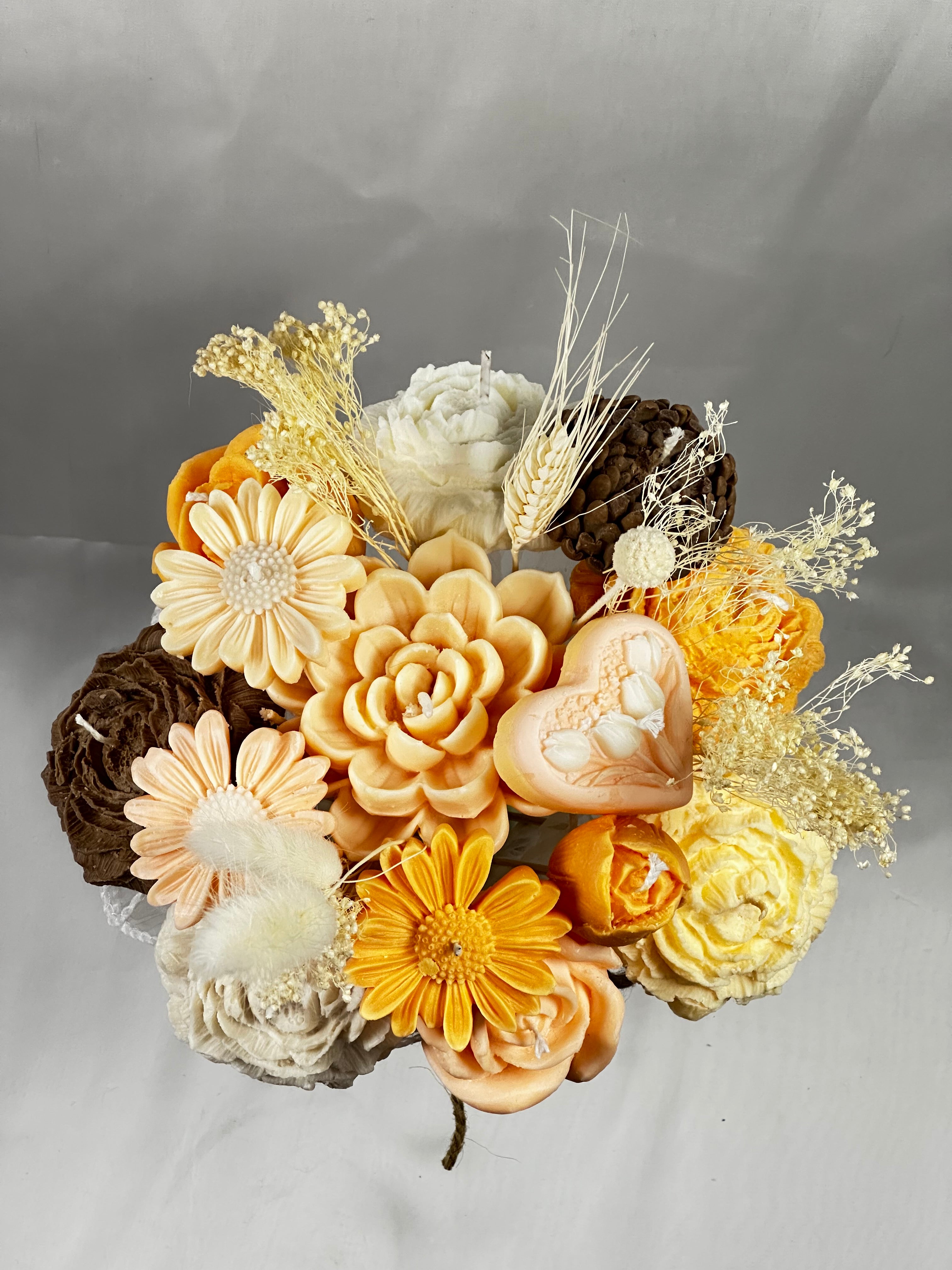 Detalle del ramo de velas de cera vegetal. Flores, piñas y espigas en tonos cálidos. Souvenir de lujo artesanal, perfecto para regalos estacionales y eventos temáticos.