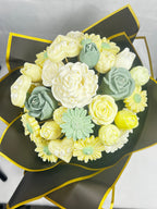 Detalle del bouquet de velas de lujo. Flores de cera ecológicas (rosas, margaritas, corazones) en tonos amarillo y verde salvia. Ramo eterno artesanal.