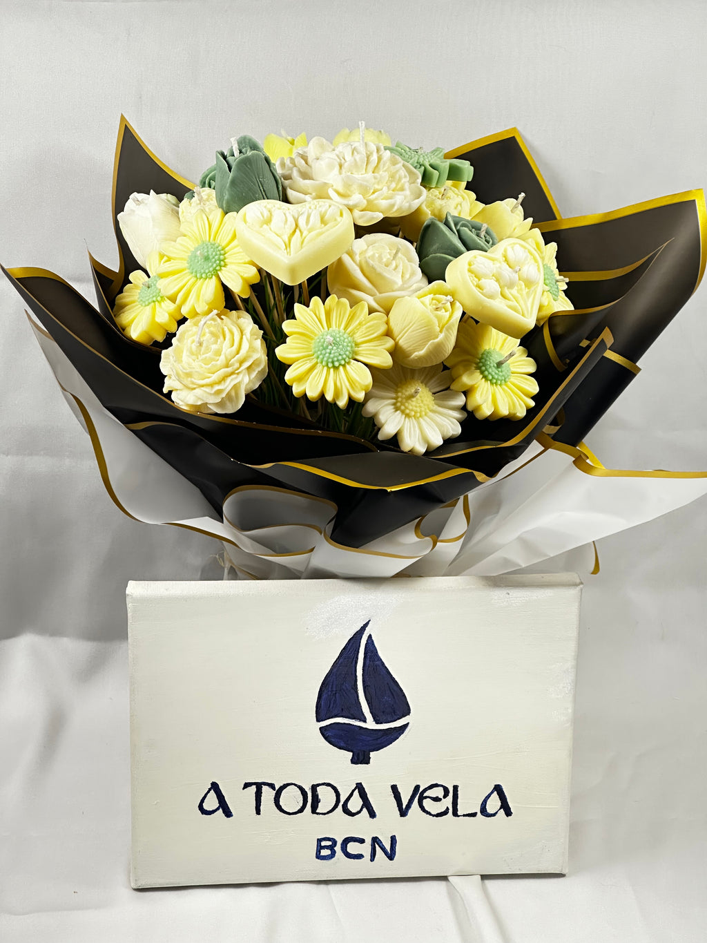 Ramo de Velas Artesanales Barcelona, presentado sobre caja de marca A Toda Vela BCN. Regalo floral sostenible y de lujo, hecho en Barcelona.