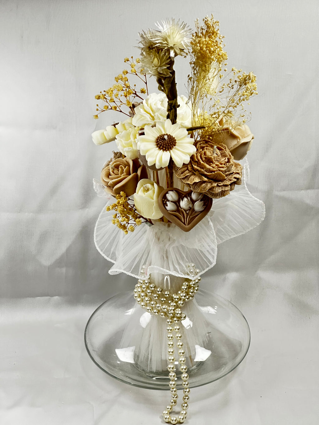 Centro de Mesa Elegante Nápoles. Ramo de flores de cera de lujo en tonos marfil y beige, decorado con perlas. Pieza central ecológica para bodas vintage.